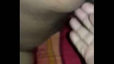 Masturbando (dedeando) a mi mujer, le facina que la toque de forma que su enorme panocha se hinche y se ponga super jugosa.
