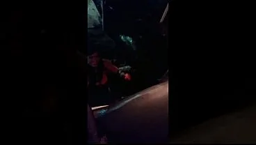 Caminhoneiro Fodeu o Cuzinho da Minha Esposa no Caminh&atilde_o Enquanto Eu Esperava