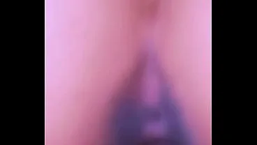 La madrastra pecadora reclama la polla del mejor amigo de su hijastro.