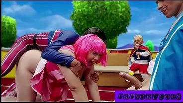 Stephanie é_ treinada analmente e acaba dando um soco em Zigy