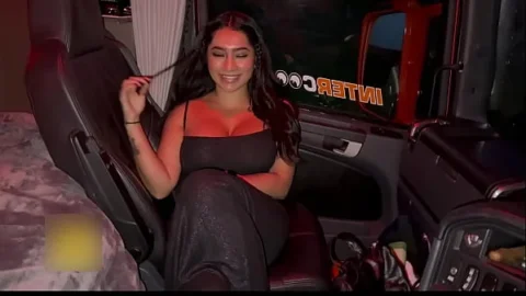 ME FOLLO A UN CONDUCTOR DE CAMIONES MIENTRAS HAC&Iacute_A AUTO STOP Y LE DEJ&Oacute_ CORRERSE EN MI CO&Ntilde_O- YASMINA KHAN