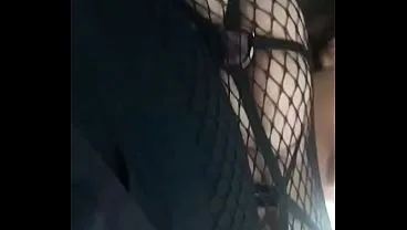 Exhibicionismo – Me encanta mostrar mis grandes tetas en coche y me pone bien caliente lo que me dicen cuando me ven