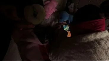 mi padrastro es dadivoso conmigo me regaló un CELULAR pero a cambio debo CHUPARSELA y que meta sus dedos en mi clítoris PORNO LATINO en HD