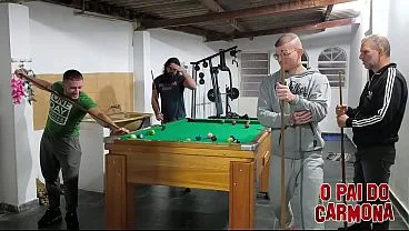 4 heteros jogando bilhar pelados