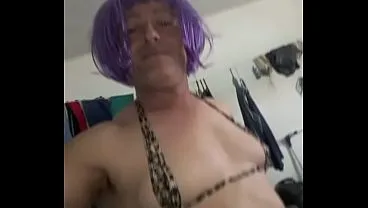 Alexandre púta Gay gay do Nova Uberlândia de shortinho socado mostrando o rábo e o cuzinho