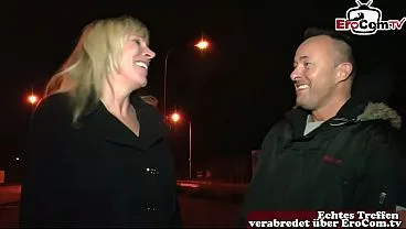 Deutsche Blonde Hausfrau angeflirtet auf der Straße und gefickt