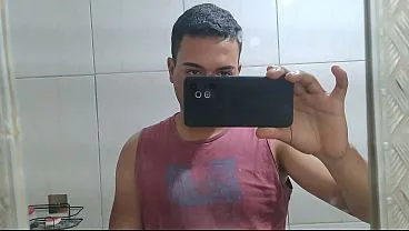 Batendo punheta no banheiro até gozar