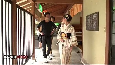 Aoi Mizuno’s Outdoor Threesome Blowjob