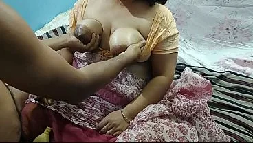 Desi Bhabhi in Saree Gets Boob Press