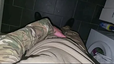 PhantomGentX – Uniform-Soldat spritzt schnell in Kameraden-Toilette ab