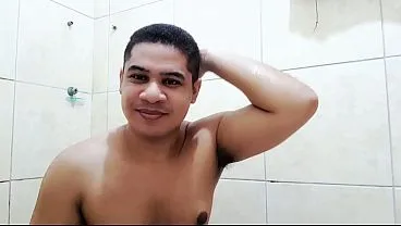 O que você faria se me visse assim? Comente abaixo!! Me masturbano no banho bem gostoso sem ninguém por perto!!